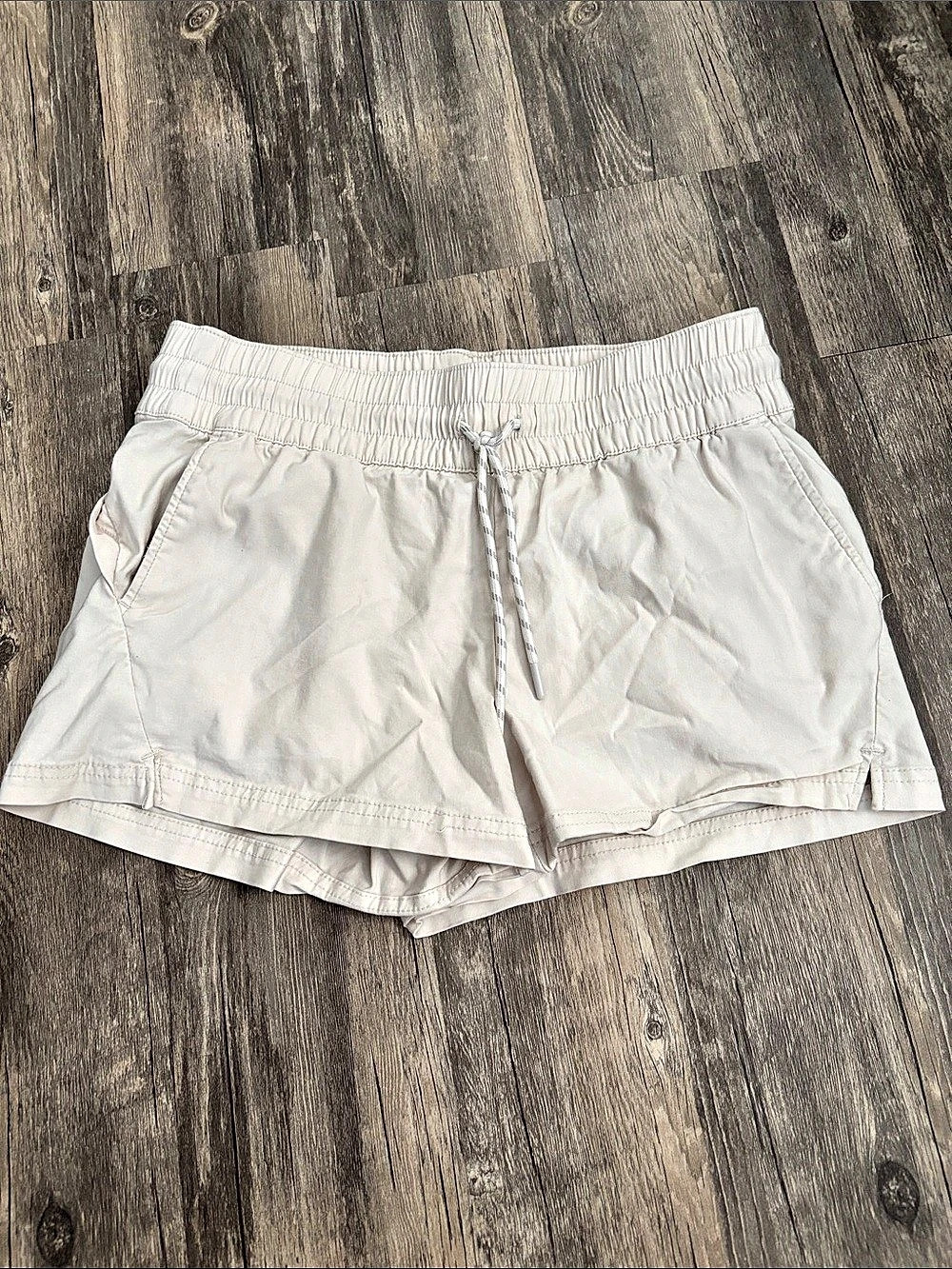 Avalanche Athletic Shorts in White Size Medium Like New